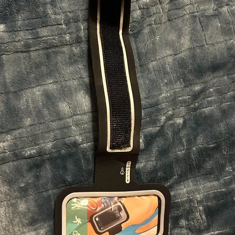 Essentials Black Armband with Clear Screen